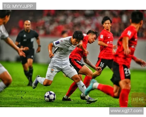 城南足球俱乐部迎战江原球队全力争胜展现实力与激情