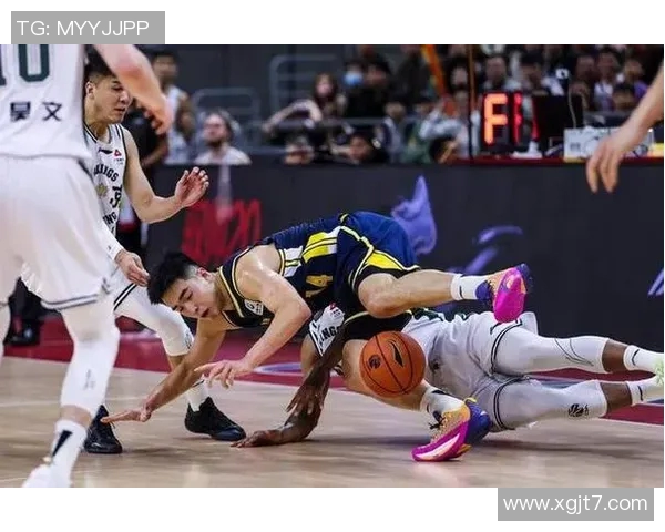 广州与辽宁篮球赛激战正酣球迷热情高涨期待精彩对决