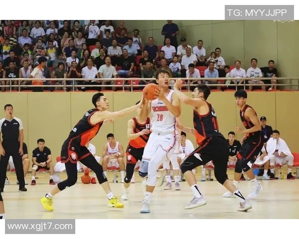 威斯特曼与自由队的激烈对决展现了篮球的魅力与团队精神 威斯特曼与自由队的激烈对决展现了篮球的魅力与团队精神